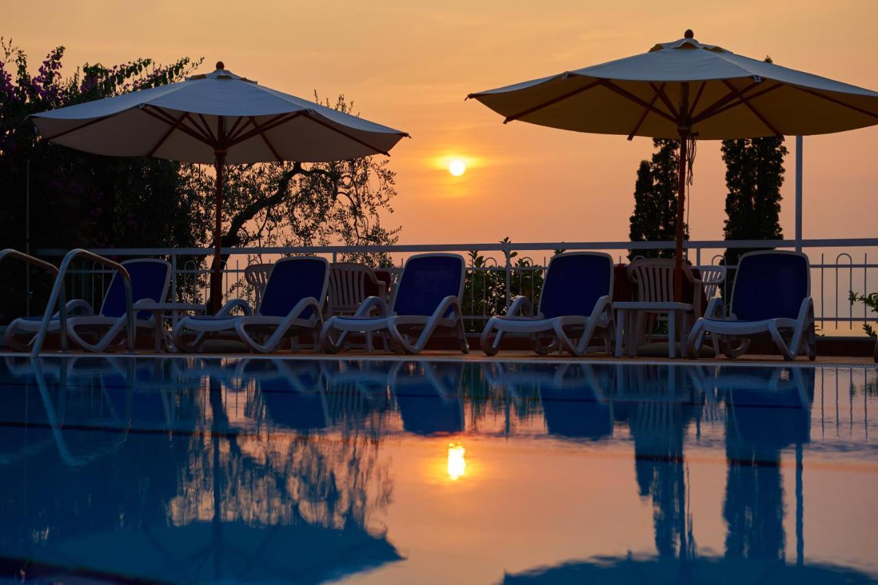 Hotel Benacus Torri del Benaco Bagian luar foto