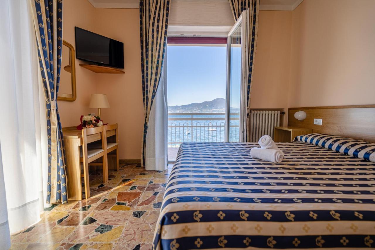 Hotel Benacus Torri del Benaco Bagian luar foto