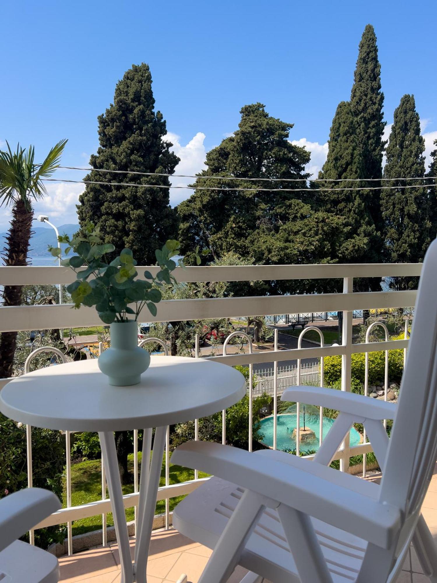 Hotel Benacus Torri del Benaco Bagian luar foto