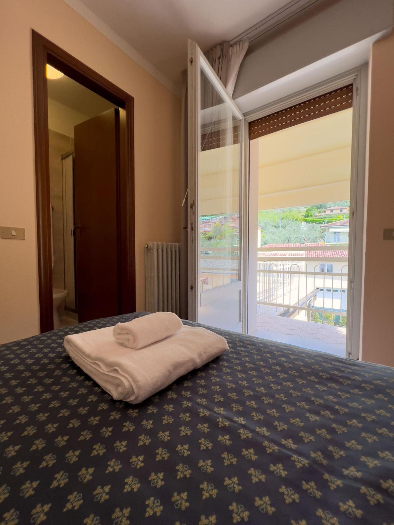 Hotel Benacus Torri del Benaco Bagian luar foto