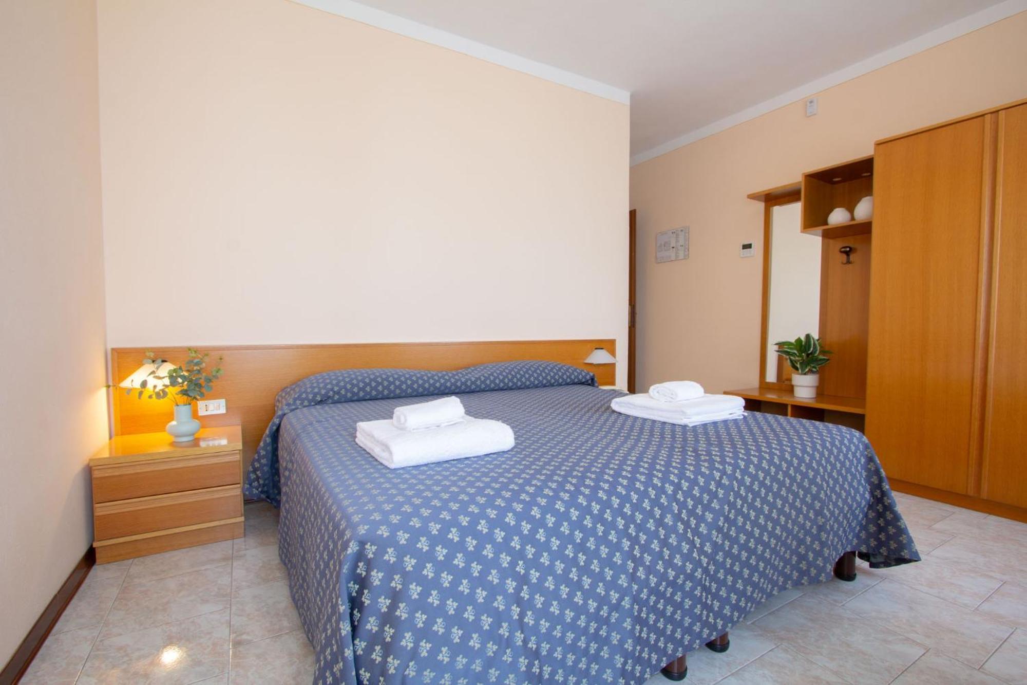 Hotel Benacus Torri del Benaco Bagian luar foto