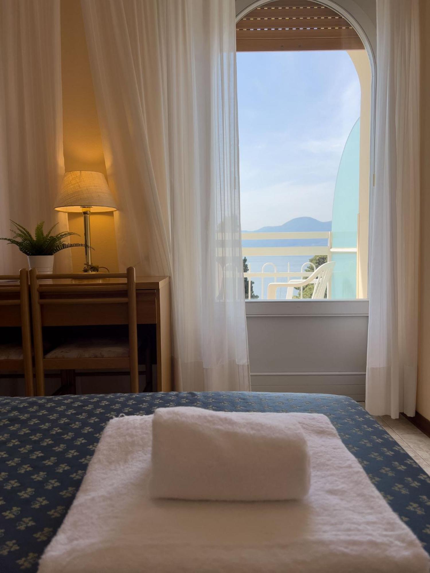 Hotel Benacus Torri del Benaco Bagian luar foto
