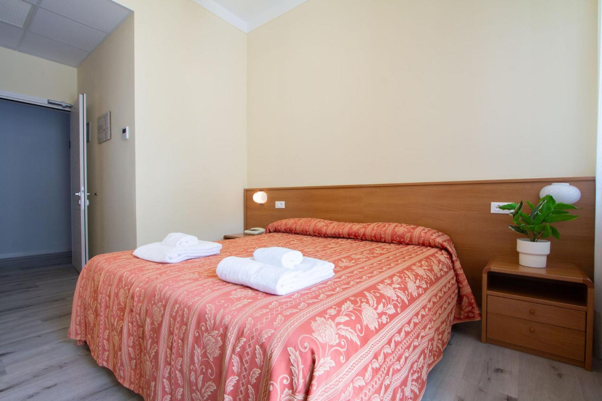 Hotel Benacus Torri del Benaco Bagian luar foto