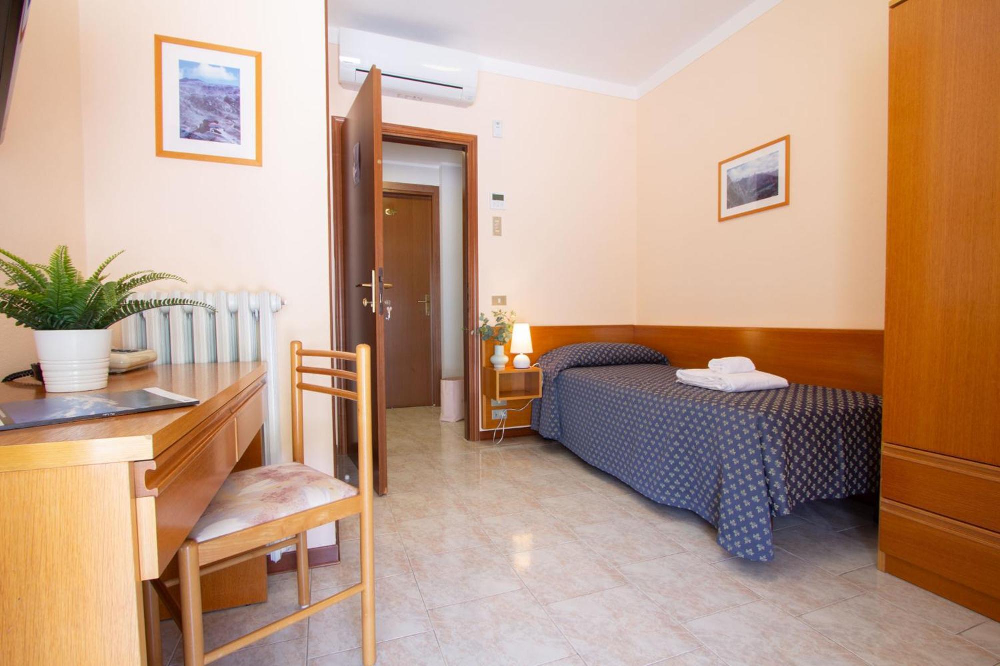 Hotel Benacus Torri del Benaco Bagian luar foto