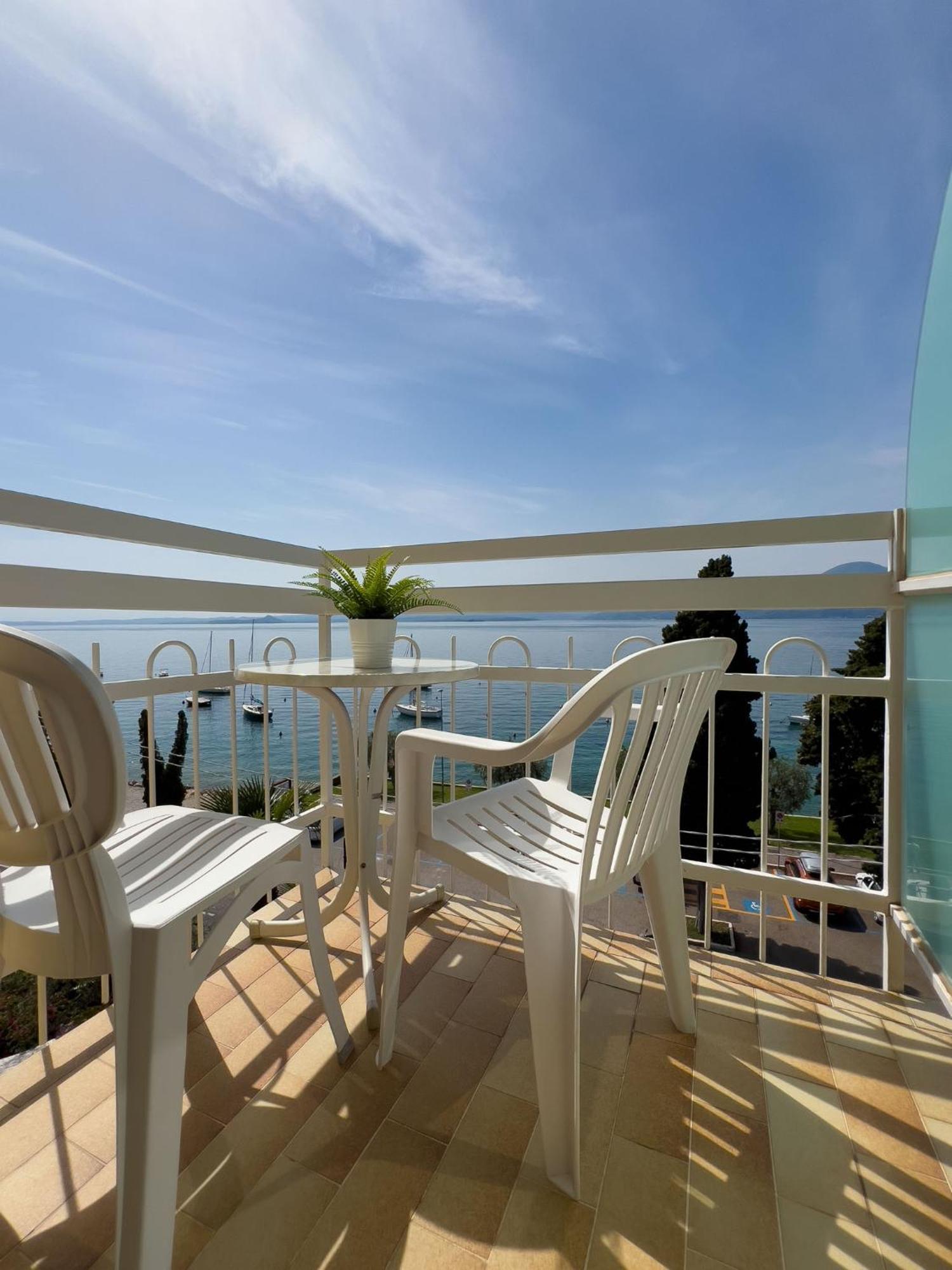Hotel Benacus Torri del Benaco Bagian luar foto