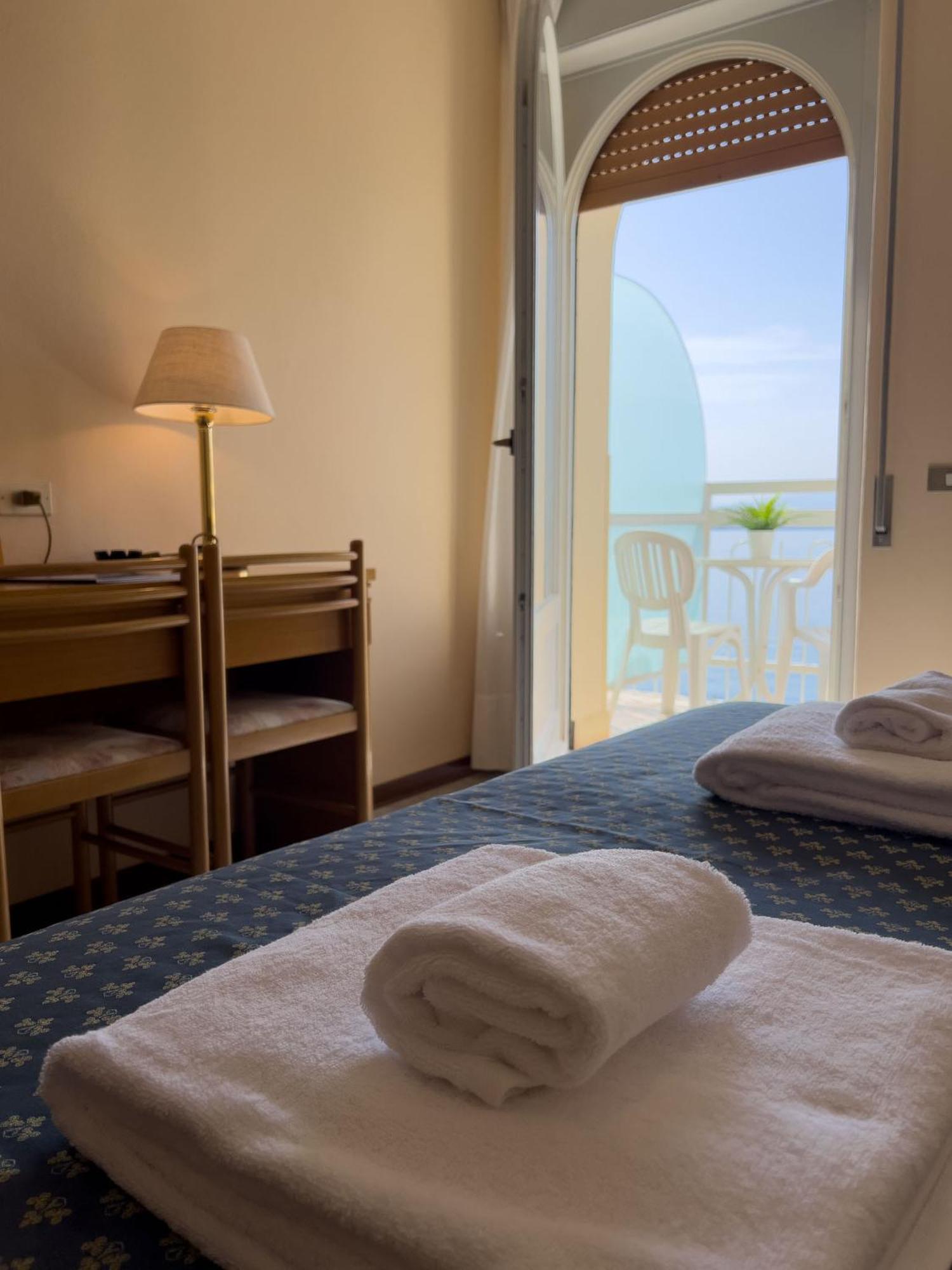 Hotel Benacus Torri del Benaco Bagian luar foto