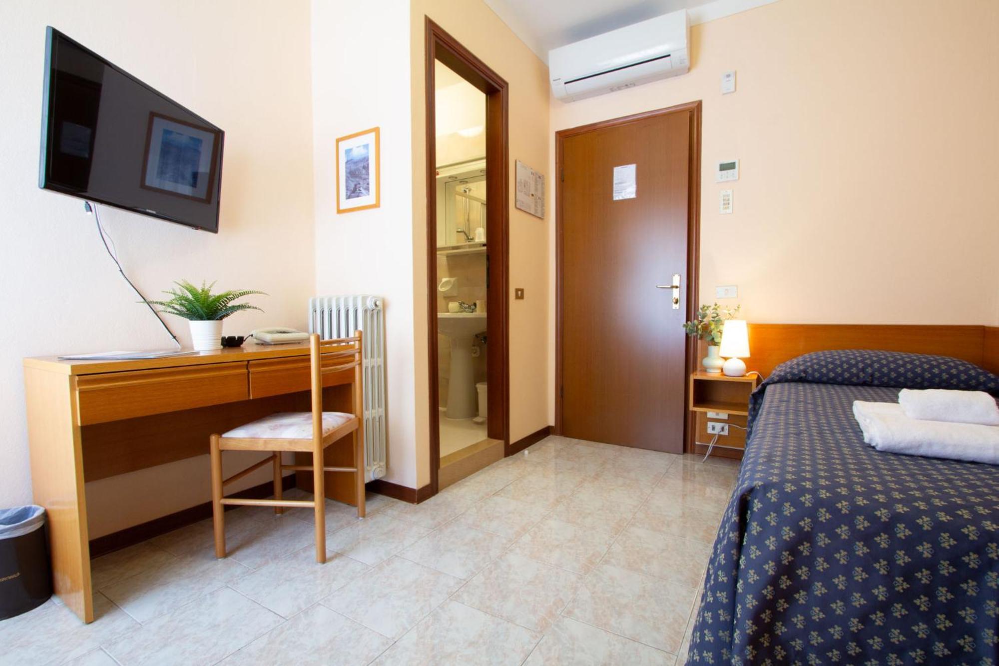 Hotel Benacus Torri del Benaco Bagian luar foto