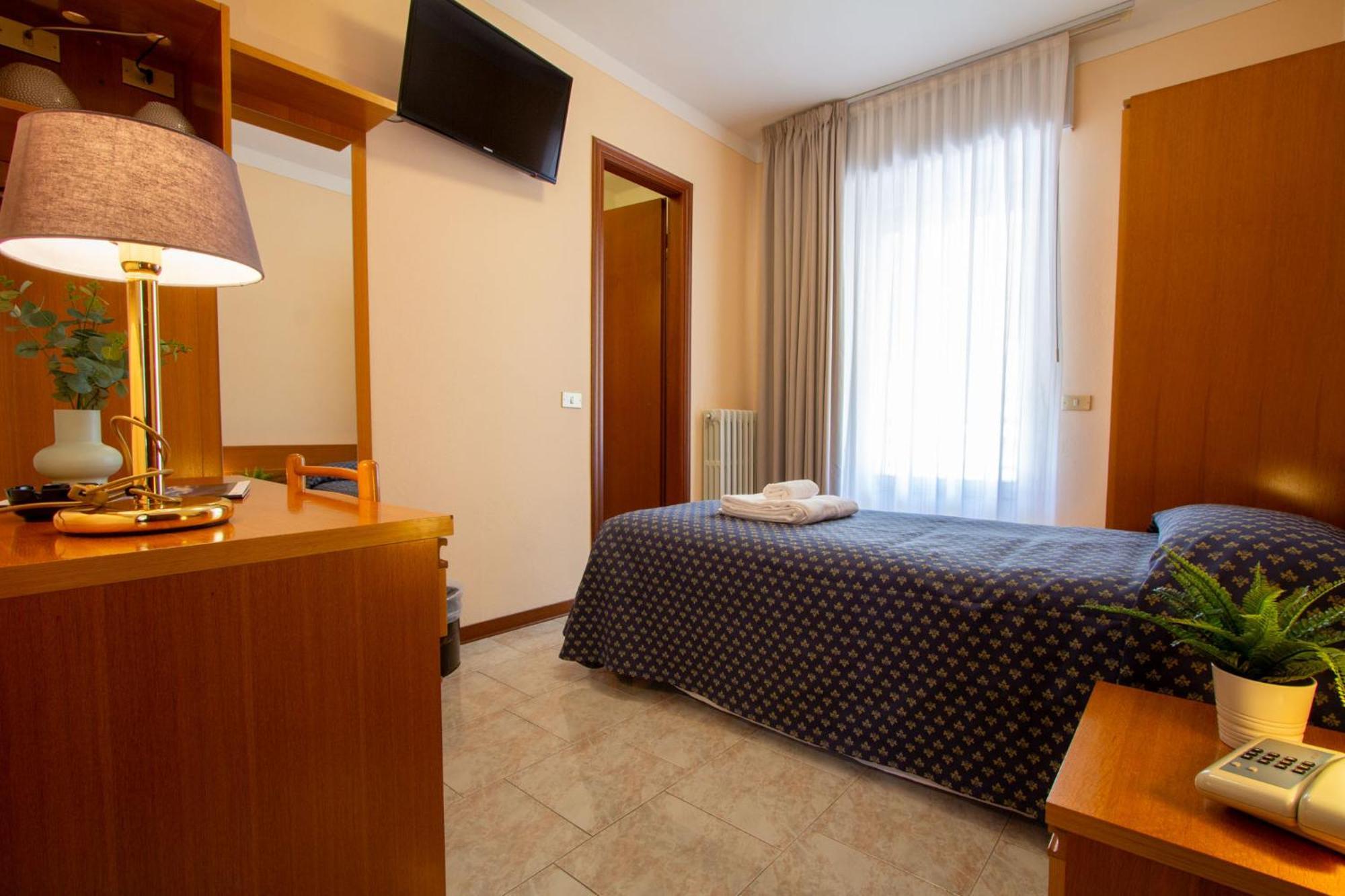 Hotel Benacus Torri del Benaco Bagian luar foto