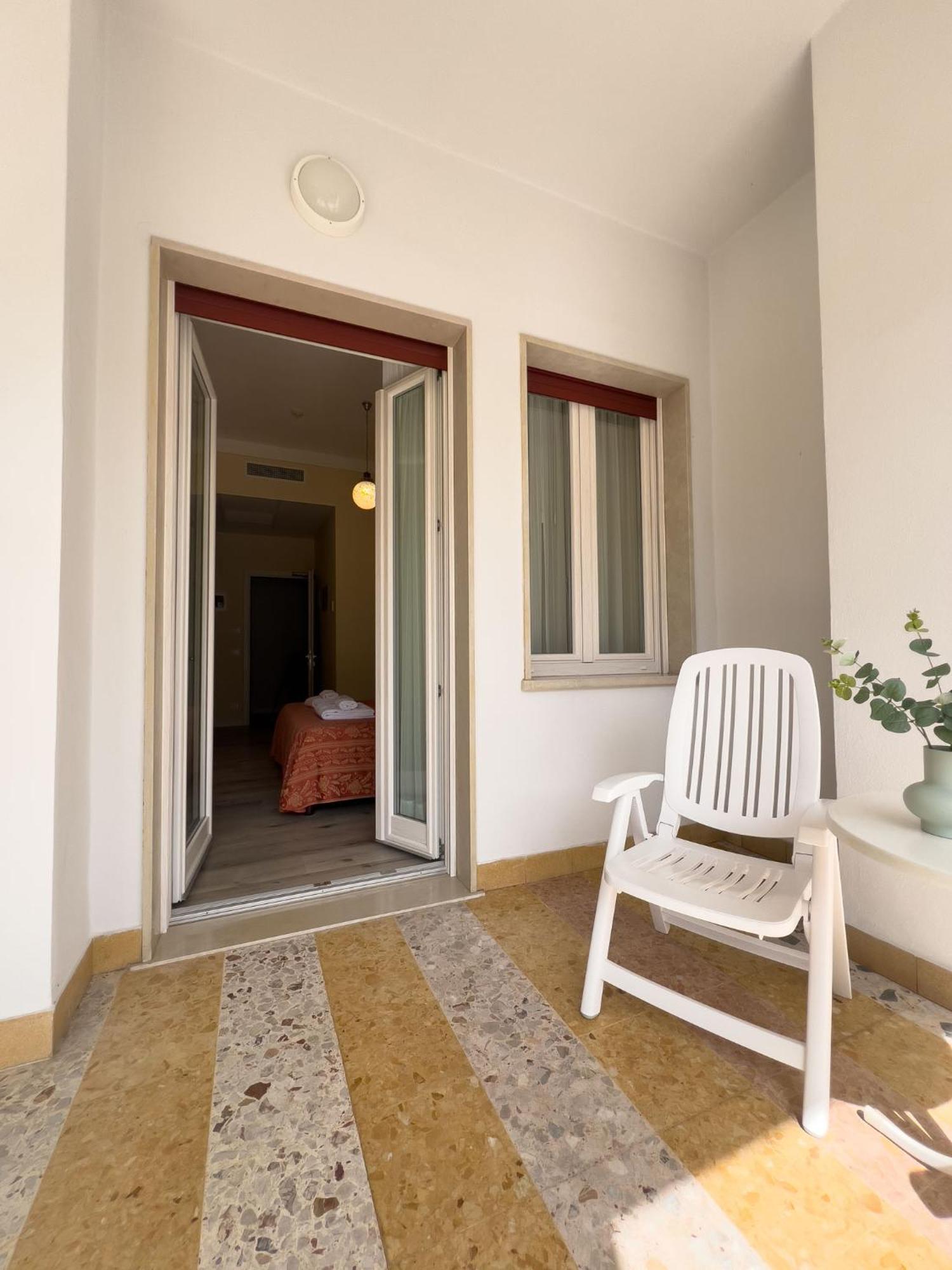 Hotel Benacus Torri del Benaco Bagian luar foto