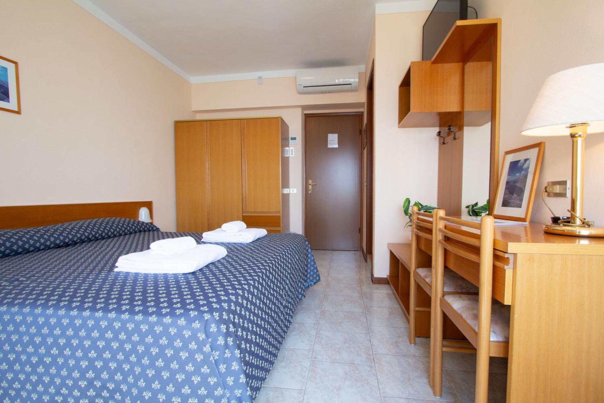 Hotel Benacus Torri del Benaco Bagian luar foto