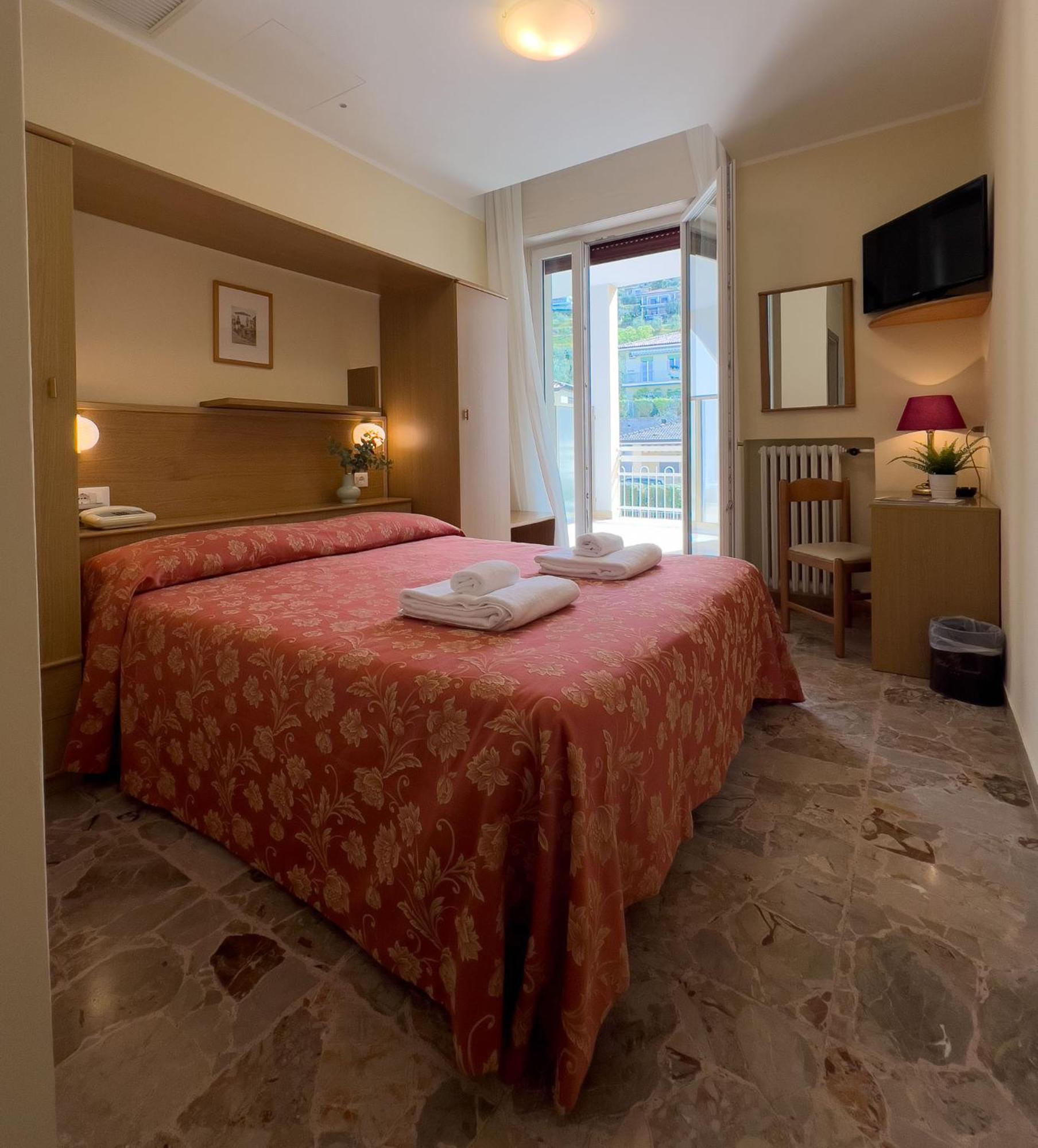 Hotel Benacus Torri del Benaco Bagian luar foto
