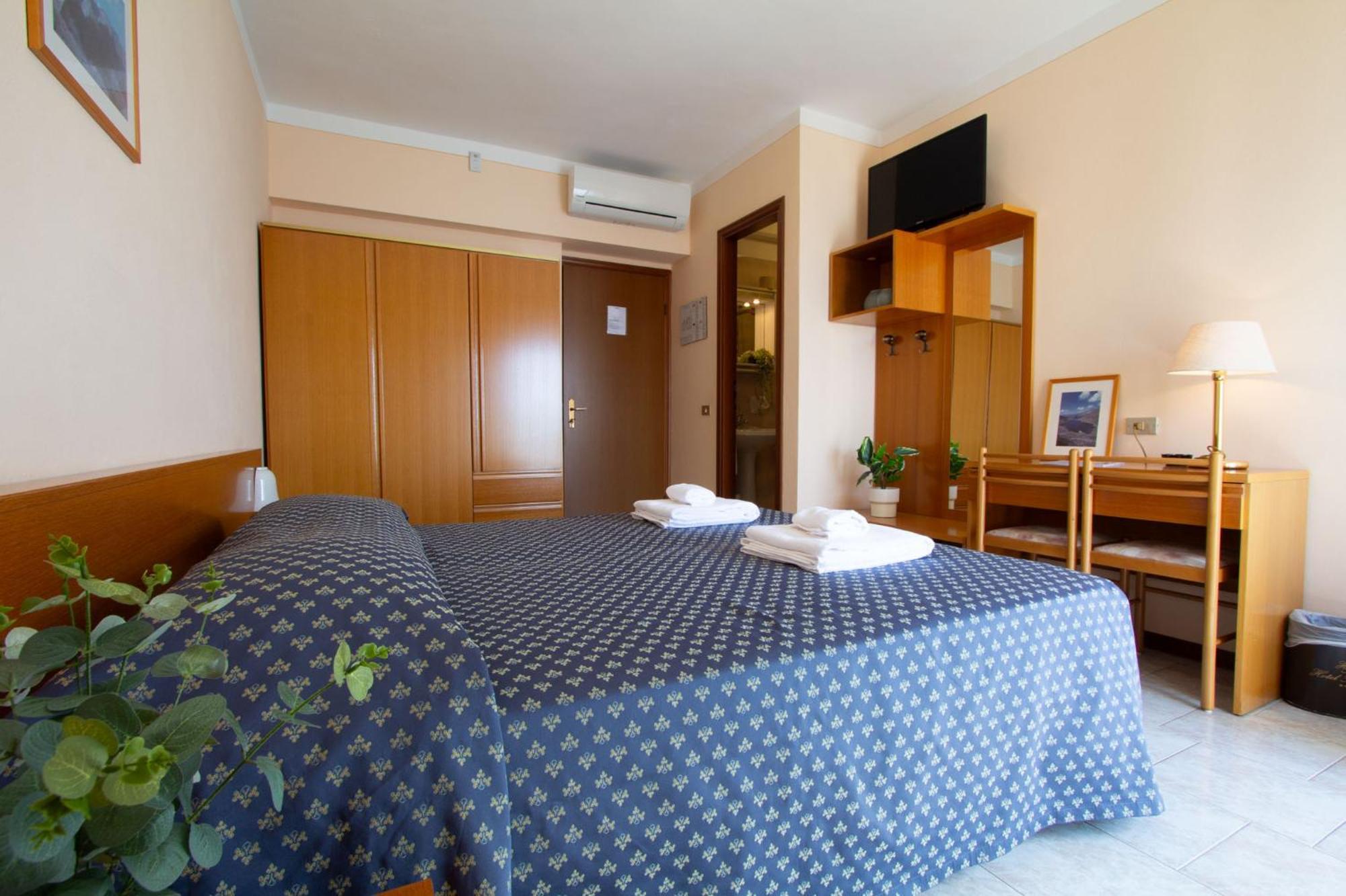 Hotel Benacus Torri del Benaco Bagian luar foto