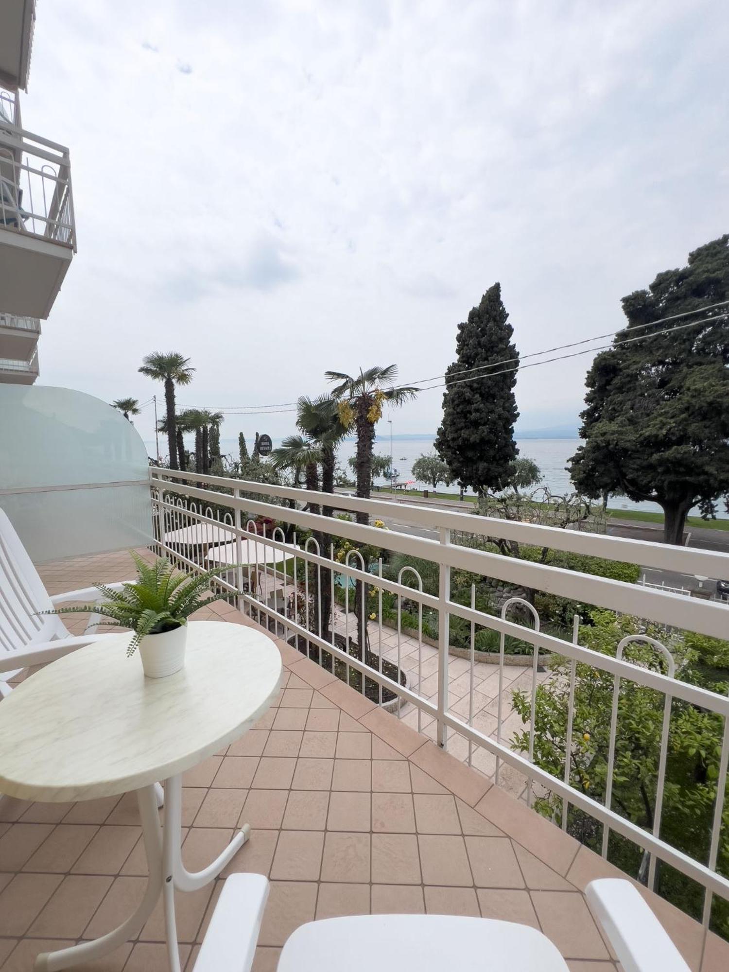 Hotel Benacus Torri del Benaco Bagian luar foto