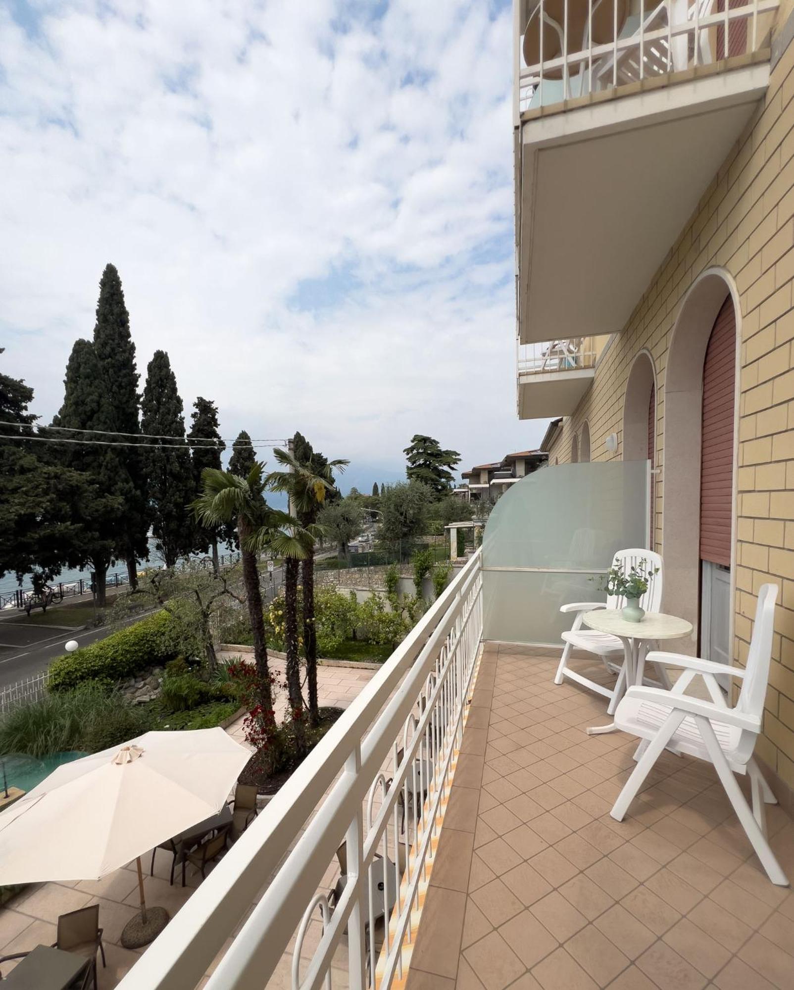 Hotel Benacus Torri del Benaco Bagian luar foto