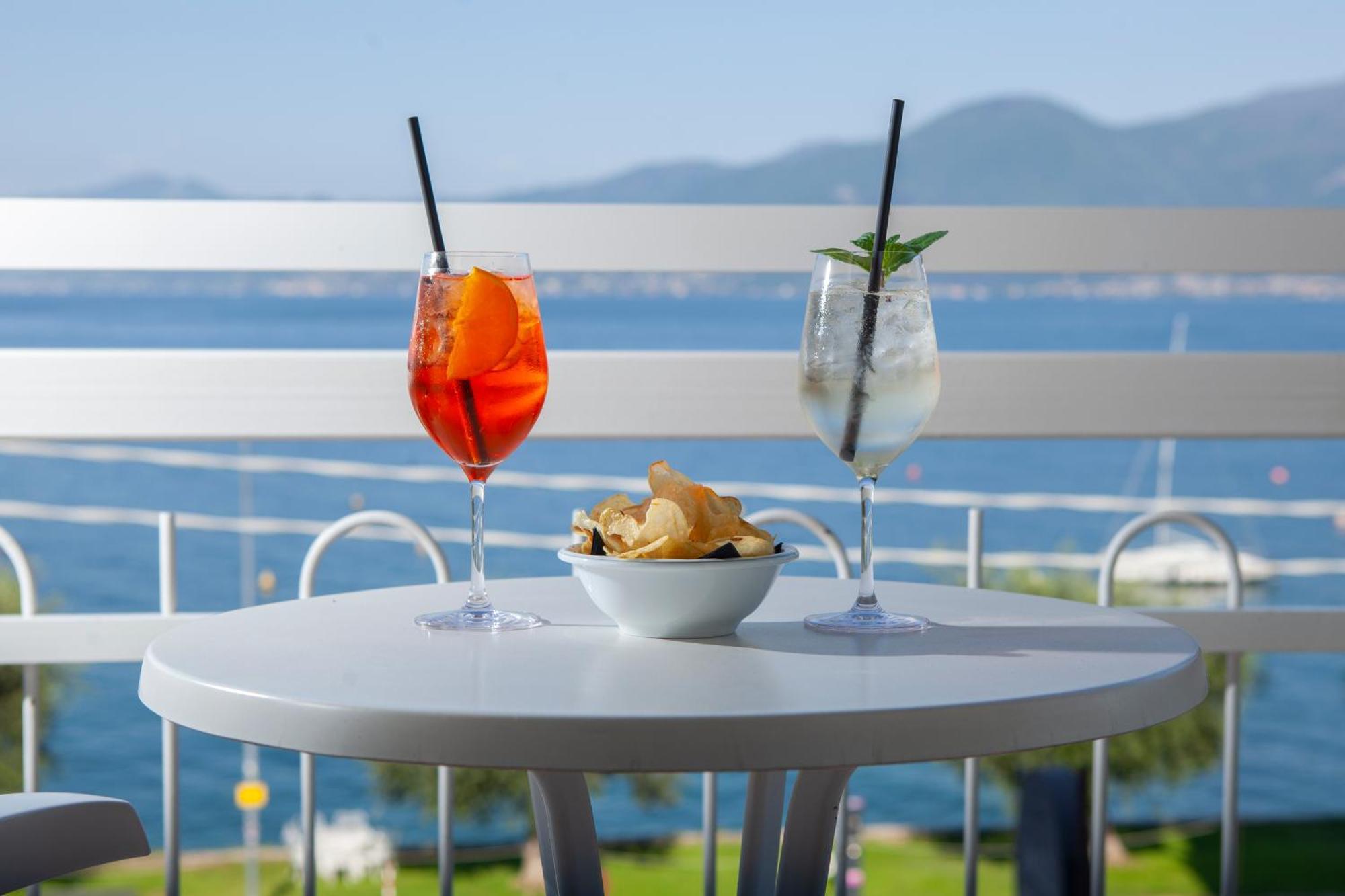 Hotel Benacus Torri del Benaco Bagian luar foto