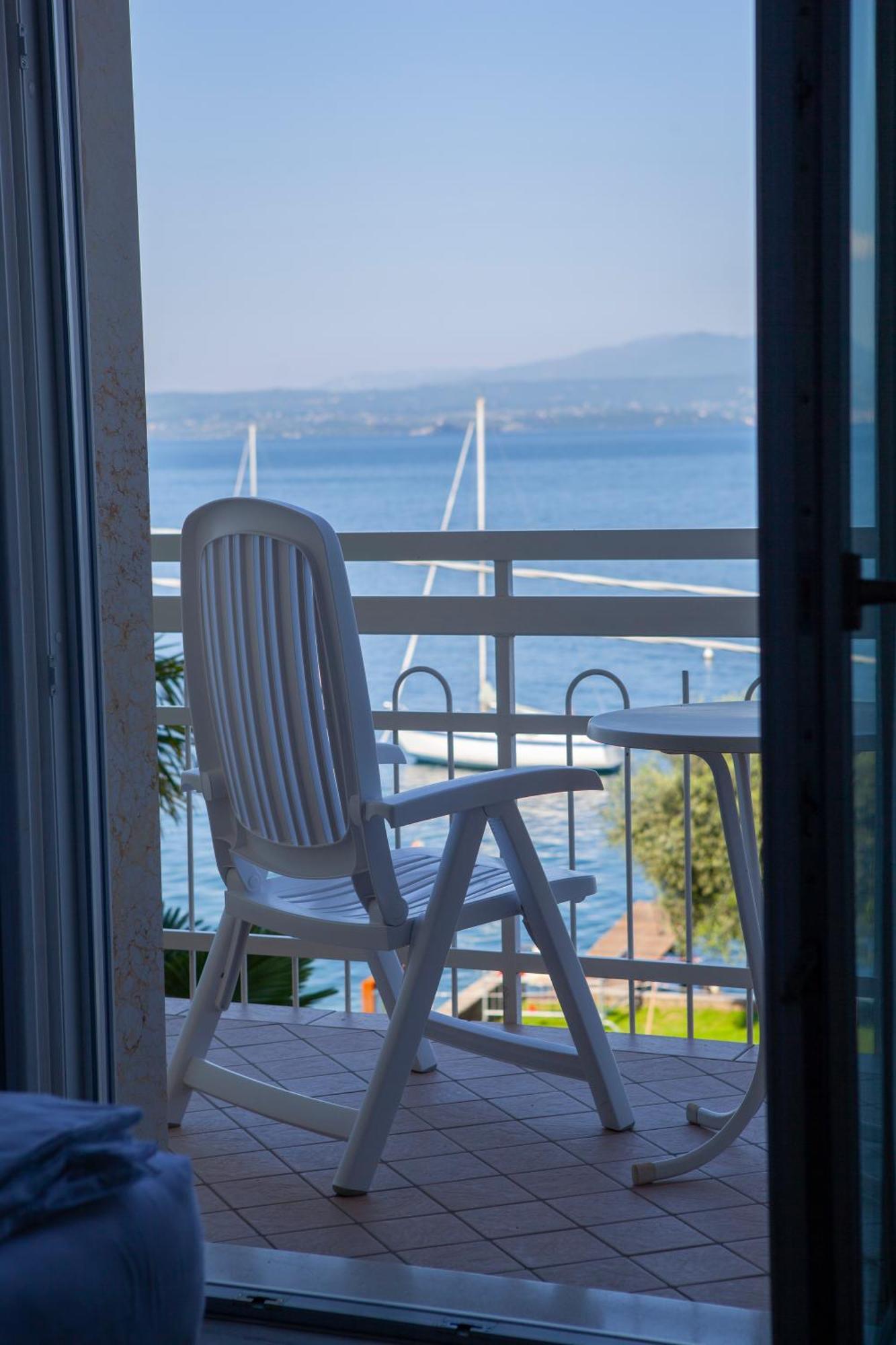 Hotel Benacus Torri del Benaco Bagian luar foto