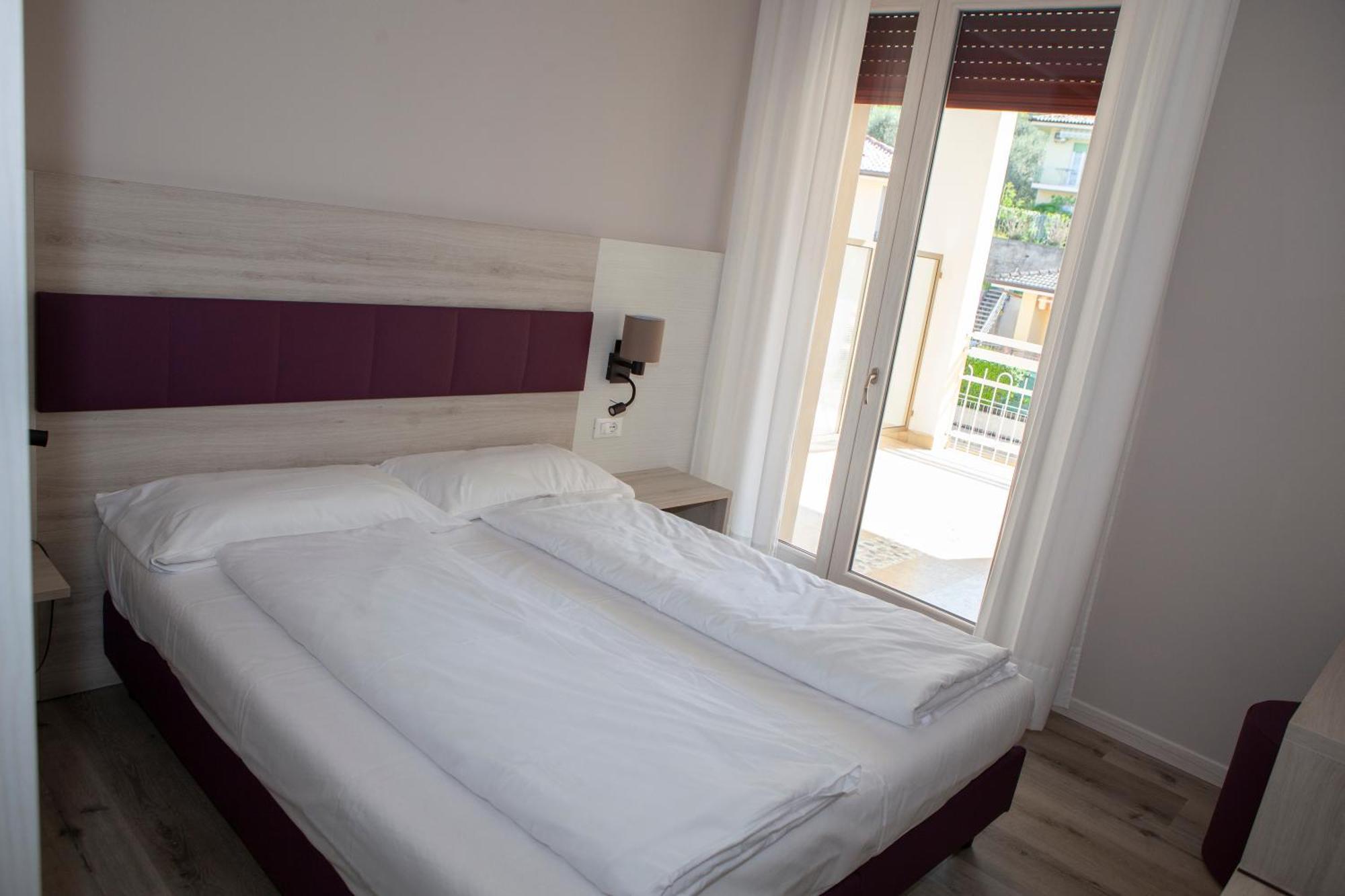 Hotel Benacus Torri del Benaco Bagian luar foto