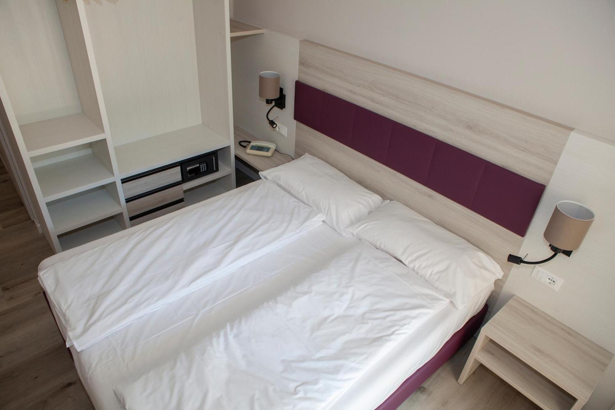 Hotel Benacus Torri del Benaco Bagian luar foto